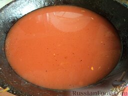 Голубцы из квашеной капусты с мясом и рисом: Сделать соус. Для этого вскипятить чайник. Томатный соус выложить в сковороду, развести кипятком (2-3 стакана), немного посолить.