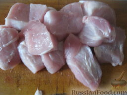 Шашлык в рукаве (из свинины): Нарезать мясо кусочками.