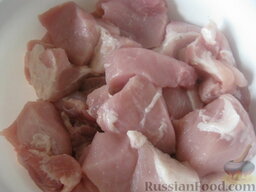 Шашлык в рукаве (из свинины): Сложить мясо в миску.
