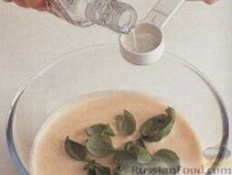 Холодный суп-пюре из овощей: Пропустить пюре через сито. Добавить в пюре лимонный сок, вустерширский соус, водку и листья базилика.