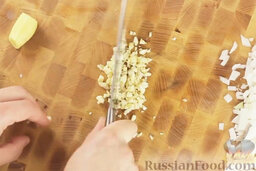 Рагу из брокколи с томатным соусом: Чеснок очистить, измельчить (раздавить плоской стороной ножа, а затем мелко нарезать).
