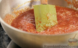 Рагу из брокколи с томатным соусом: Посолить, уменьшить огонь и готовить 12 минут.