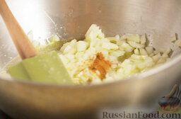 Рагу из брокколи с томатным соусом: Добавить соль и перец, перемешать, тушить 5-6 минут.