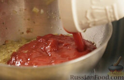 Рагу из брокколи с томатным соусом: Добавить в сковороду помидоры в собственном соку (размятые помидоры без кожицы).