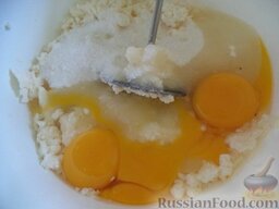Запеканка творожная "Неженка": Добавить яйца, размягченное сливочное масло (или сметану).