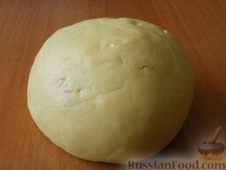 Медовое печенье с арахисом: Всыпать муку, замесить тесто. Скатать его в шар и убрать в морозилку на 30 минут.