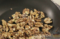 Гозинаки (козинаки) - грецкие орехи с медом: Как приготовить гозинаки (козинаки):    Грецкие орехи обжариваем на сухой сковороде, помешивая. Перекладываем в миску.