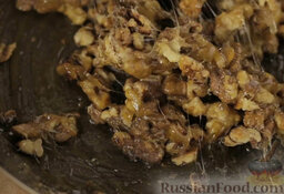 Гозинаки (козинаки) - грецкие орехи с медом: Всыпаем нарезанные и обжаренные орехи. Непрерывно помешиваем, чтобы масса не поджарилась.