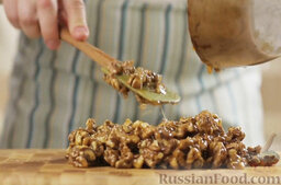 Гозинаки (козинаки) - грецкие орехи с медом: Перекладываем ореховую массу на доску.