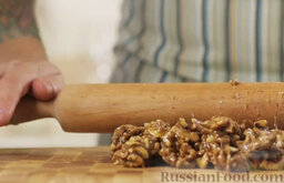 Гозинаки (козинаки) - грецкие орехи с медом: Раскатываем скалкой.