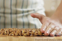 Гозинаки (козинаки) - грецкие орехи с медом: Помогая руками, придаем форму ровной пластины, толщиной 1-1,5 см.