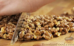 Гозинаки (козинаки) - грецкие орехи с медом: Острым нагретым ножом нарезаем гозинаки (козинаки) ромбиками.