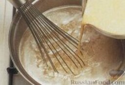 Сырный суп с манкой: 3. Постепенно ввести в бульон сырную массу, постоянно помешивая. На среднем огне снова довести до кипения и готовить сырный суп, помешивая, 3-4 минут.     4. Подавать сырный суп сразу же с тостами.