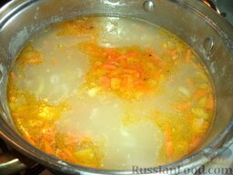 Зеленый борщ с рисом: Выложить зажарку в суп.