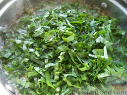 Зеленый борщ с рисом: Добавить щавель, шпинат, зеленый лук, лавровый лист, соль и перец.