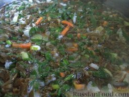 Зеленый борщ с рисом: Довести до кипения. Варить борщ зеленый с рисом 3 минуты.