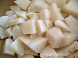 Зеленый борщ с рисом: Почистить и помыть картофель, нарезать кусочками.