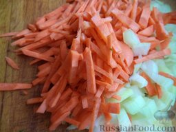 Зеленый борщ с рисом: Почистить и помыть лук репчатый и морковь. Лук нарезать кубиками, а морковь тонкой соломкой.