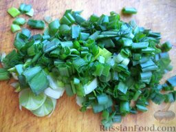 Зеленый борщ с рисом: Лук зеленый помыть, нарезать.
