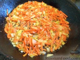 Зеленый борщ с рисом: Разогреть сковороду, налить 2 ст. ложки растительного масла. В горячее масло выложить лук и морковь. Тушить, помешивая, 2-3 минуты, на среднем огне.