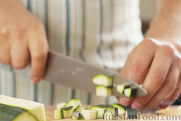 Овощное cоте: Как приготовить овощное соте:    Цуккини нарезать кубиками.
