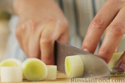 Овощное cоте: Лук-порей нарезать достаточно крупно.