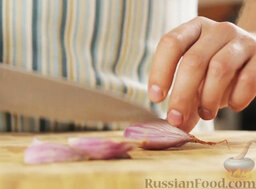 Овощное cоте: Лук шалот разрезать продольно на части.