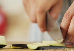 Овощное cоте: Баклажаны нарезать кусочками, примерно одного размера с остальными овощами.