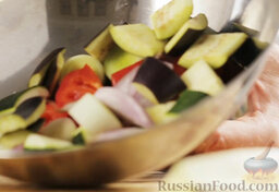 Овощное cоте: Соединить цуккини, перец, лук и баклажаны. Добавить черри. Перемешать.