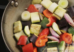Овощное cоте: В сковороде разогреть масло. Выложить овощи и обжарить их, помешивая, на сильном огне.   При необходимости, подливать масло.