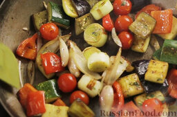 Овощное cоте: Добавить тимьян и черный перец. В конце жарки овощное cоте посолить.