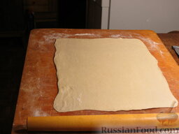 Мини-пирожки из слоеного теста: Разморозить тесто и тонко раскатать его.