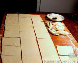 Мини-пирожки из слоеного теста: Нарезать раскатанное тесто небольшими кусками (32 штуки).
