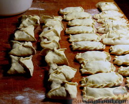 Мини-пирожки из слоеного теста: Сделать пирожки с подготовленной заранее начинкой. У меня была грибная (обжаренные с луком грибы), капустная (капуста с яйцом) и немного творожной.
