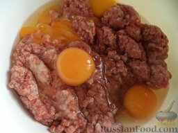 Быстрые котлеты из фарша: В миску к фаршу вбить куриные яйца.