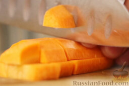 Телячья голяшка, тушенная с помидорами и красным вином: Морковь очистить, вымыть, нарезать кубиками.
