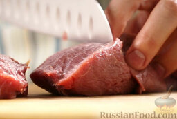 Телячья голяшка, тушенная с помидорами и красным вином: С мяса срезать пленки. Нарезать мясо крупными кусочками.