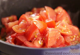 Телячья голяшка, тушенная с помидорами и красным вином: Туда же добавить помидоры.