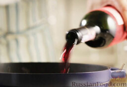 Телячья голяшка, тушенная с помидорами и красным вином: Добавить вино.