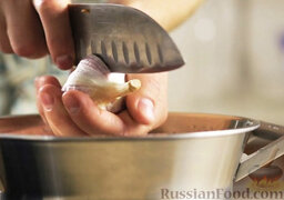 Фасоль по-тоскански с чесноком и шалфеем: Головку чеснока вымыть, но не очищать. На зубчиках сделать надрез. Добавить чеснок к фасоли.