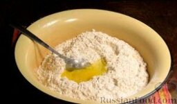 Печенье по мотивам "Кантуччи": В миску с просеянной мукой добавить соду, погашенную уксусом.   По одному вбить яйца и замесить тесто.