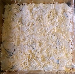 Греческая мусака (слоёная запеканка из баклажанов, фарша и молочного соуса): Фото 11. 4-й слой. Соус на основе Бешамель, посыпанный сыром.