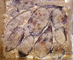 Греческая мусака (слоёная запеканка из баклажанов, фарша и молочного соуса): Фото 10. 3-й слой. Баклажаны, посыпанные панировочными сухарями.