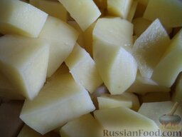 Рыбный суп из скумбрии: Почистить, помыть и нарезать кусочками картофель.