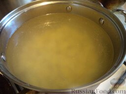 Рыбный суп из скумбрии: Вскипятить 2,5 л воды. В кипяток опустить картофель. Варить около 15-20 минут.