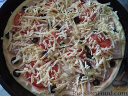 Пышная пицца: Посыпать пиццу тертым сыром. Оставить пиццу на 10 минут (пусть немного поднимется). Поставить пиццу в духовку на среднюю полку. Выпекать при 180 градусах до готовности, около 20-25 минут.