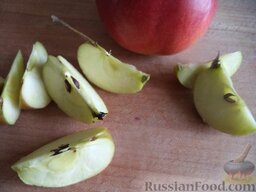 Компот из ревеня, яблок и гвоздики: Яблоки помыть, нарезать крупно дольками (не вынимая серединку).