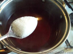 Компот из ревеня, свеклы и изюма: В отвар добавить сахар.