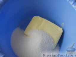 Мини-кексы "Нежные": Размягчённое сливочное масло смешать с сахаром.  Затем взбить миксером до пышной массы.