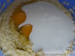 Мини-кексы "Нежные": Добавить яйца, ванилин и кефир, смешанный с содой.